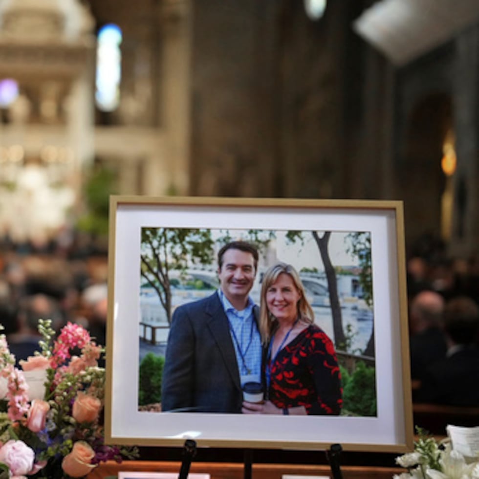 Se han colocado fotografías de Mark y Melissa Hortman en el interior del santuario de la Basílica de Santa María durante los servicios fúnebres de Mark y Melissa Hortman en Minneapolis.