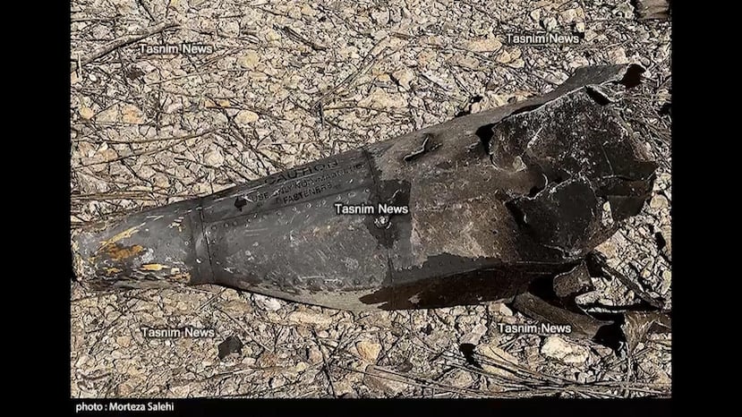 Captura del vídeo difundido por la Agencia Tasnim, próxima a la Guardia Revolucionaria, que muestra lo que el medio identifica como restos del caza estadounidense F-15E derribado en el sur de Irán. Irán derribó un caza estadounidense en su territorio por primera vez desde que se inició la guerra en Oriente Medio, según informaron funcionarios de EE.UU. y medios afines a Teherán a varios medios estadounidenses este viernes. Se desconoce el paradero exacto del avión de combate, que sería un F-15E de la Fuerza Aérea, aunque medios como el diario The Washington Post apuntan a que el incidente tuvo lugar al sur de Irán.