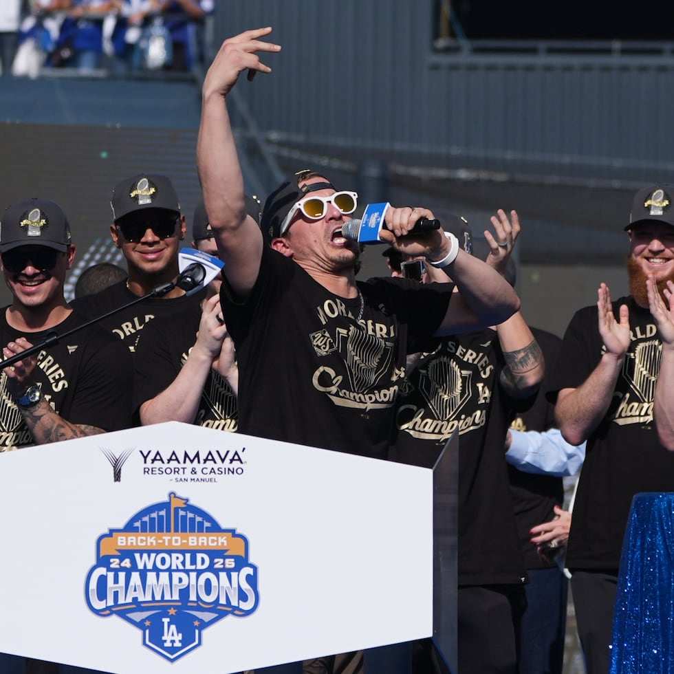 Kike Hernández toma la palabra durante un momento de la celebración de los Dodgers en Los Ángeles.