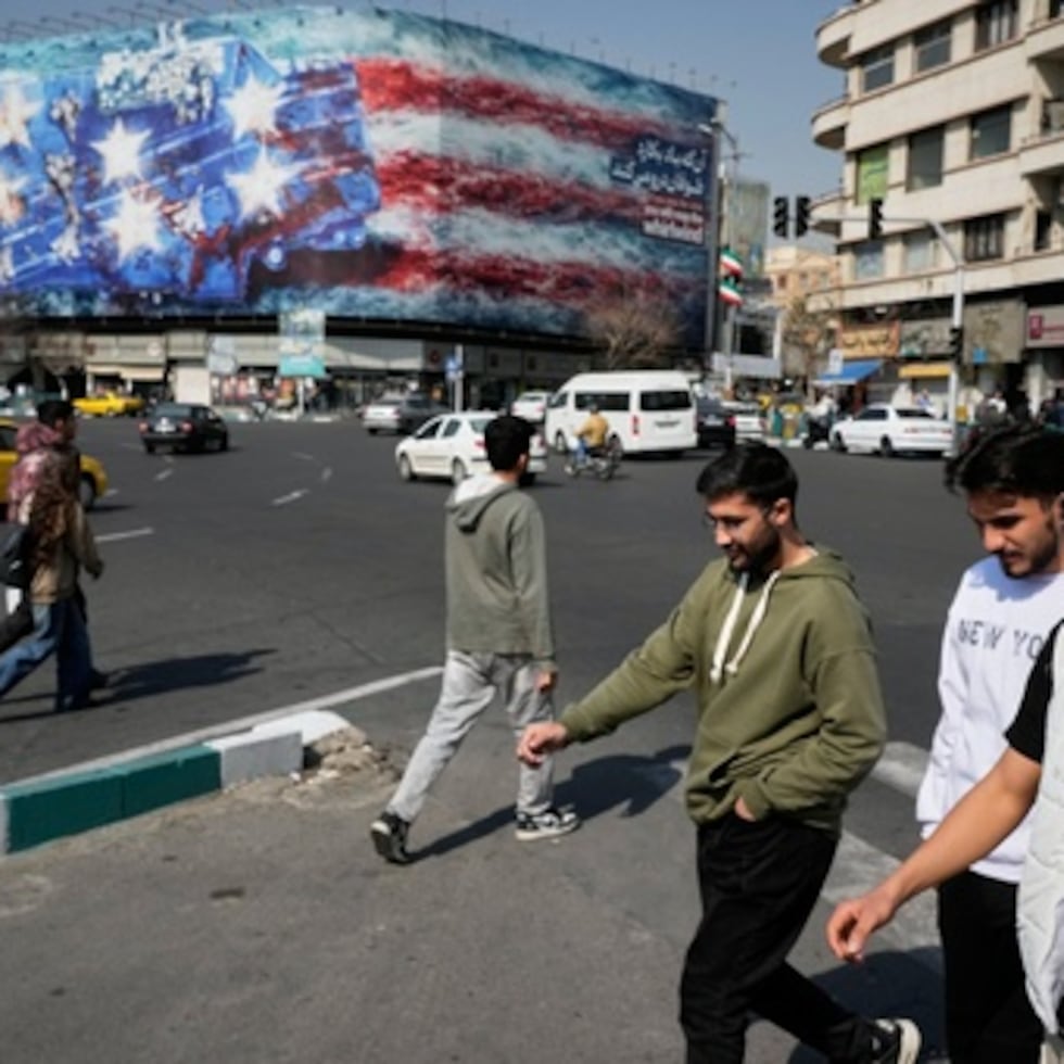 Las instrucciones incluyen formas de ponerse en contacto con la CIA en su sitio web público o en la darknet, una parte de Internet a la que sólo se puede acceder utilizando herramientas especiales diseñadas para ocultar la identidad del usuario. La CIA también ha publicado instrucciones similares en ruso.