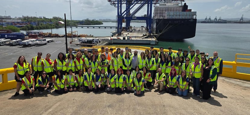 Unos 70 estudiantes de escuelas públicas visitaron el terminal de la empresa naviera Crowley en San Juan, donde conocieron las oportunidades de trabajo que hay en la industria marítima y logística.