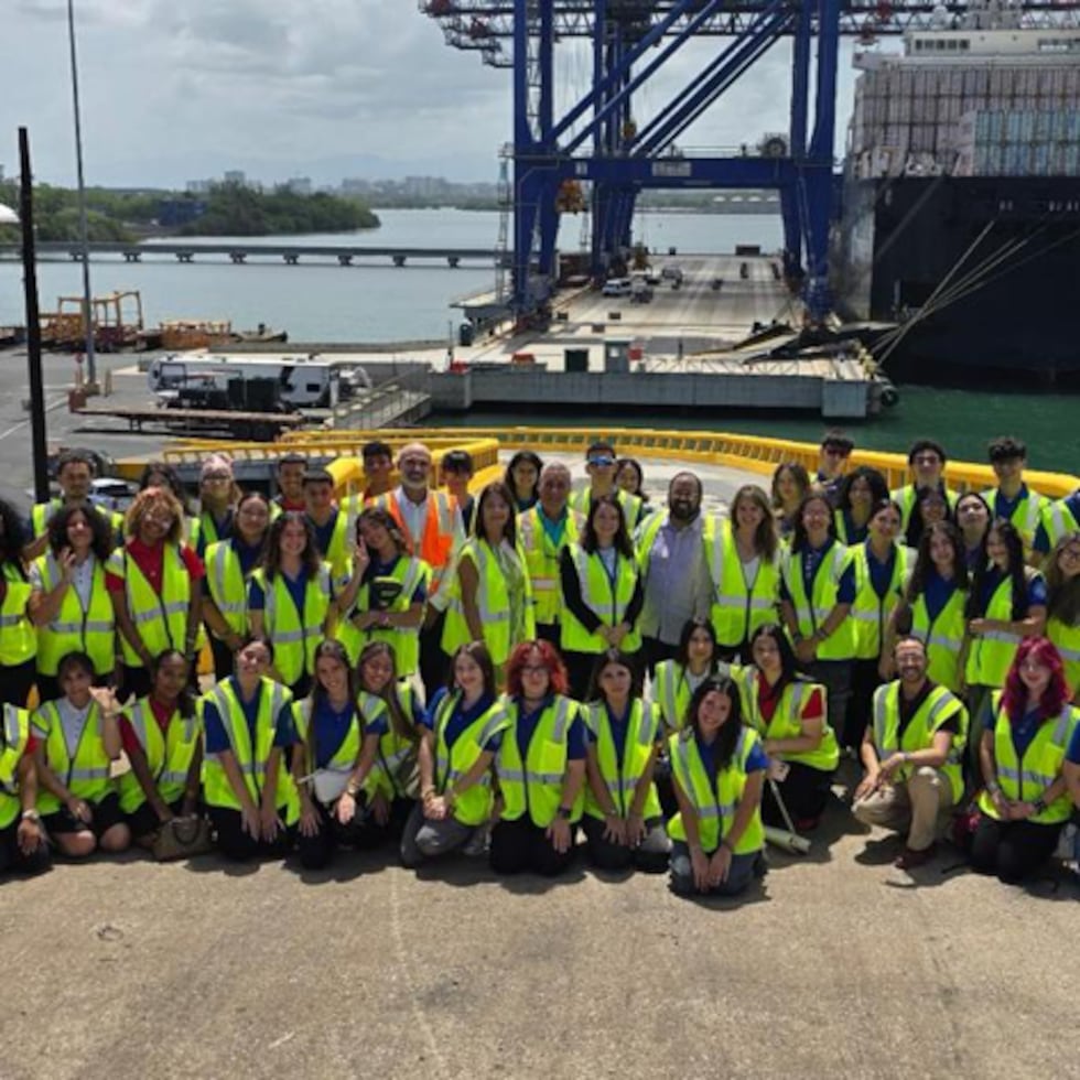 Unos 70 estudiantes de escuelas públicas visitaron el terminal de la empresa naviera Crowley en San Juan, donde conocieron las oportunidades de trabajo que hay en la industria marítima y logística.