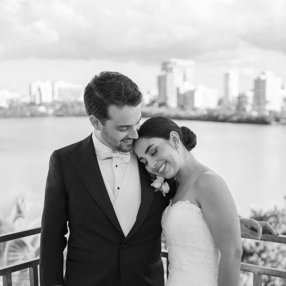 El traje de la novia fue de D'Royal Bride y el novio estuvo vestido de Leonardo Fifth Avenue. Los anillos son de Infinity Jewelry.