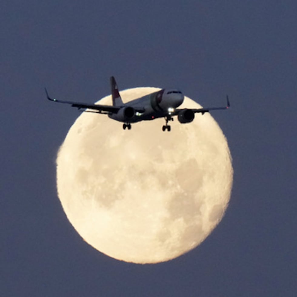 ARCHIVO - Un Airbus A320 de TAP Air Portugal se recorta contra la luna poniente mientras se aproxima para aterrizar en Lisboa, Portugal, 23 de junio de 2024. (AP Photo/Armando Franca, Archivo)