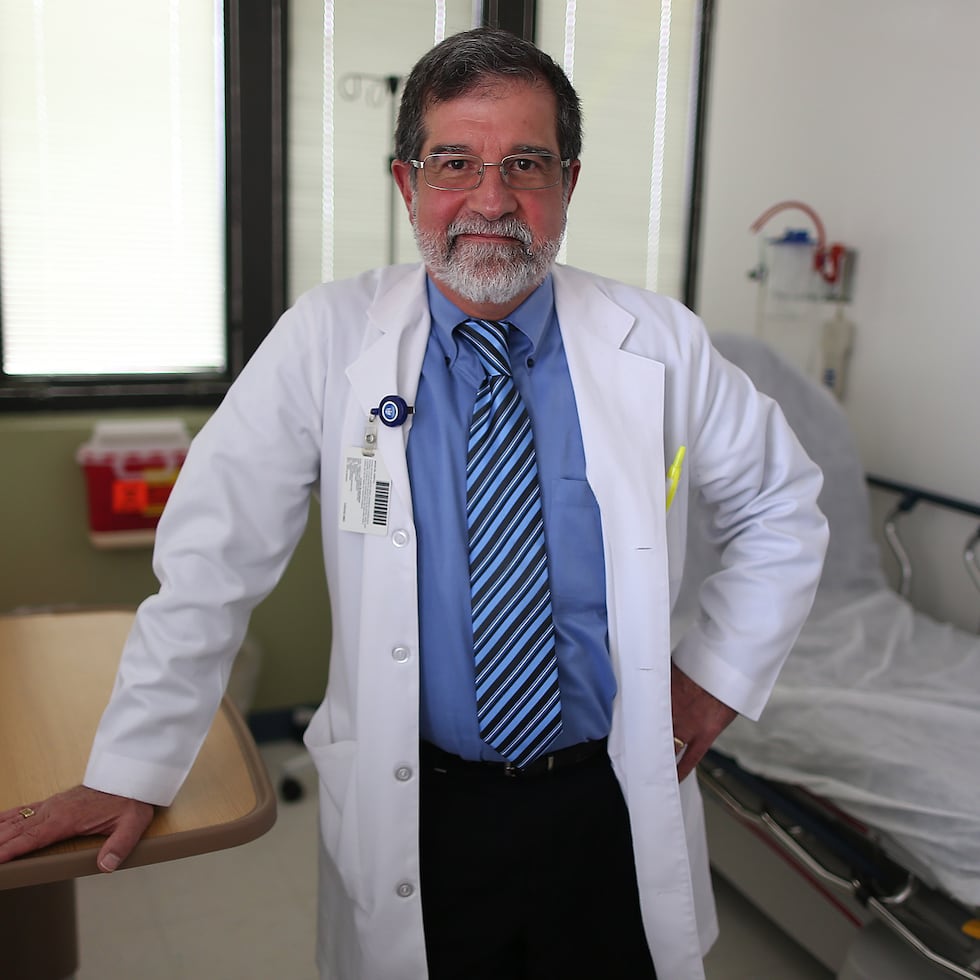 Lo más cruel de estas estafas no es solo el dinero, aunque $10,000 por agua coloreada y suplementos fatulos es un insulto a la dignidad humana. Lo más importante es el robo de tiempo. El tiempo es el recurso más valioso en oncología, afirma Fernando Cabanillas.