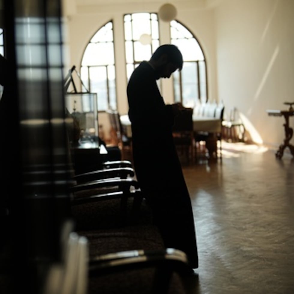 Un clérigo ortodoxo cristiano en uno de los pasillos de la escuela teológica ortodoxa cristiana de Halki, en el monasterio de la Santísima Trinidad, en la isla de Heybeliada, Estambul.