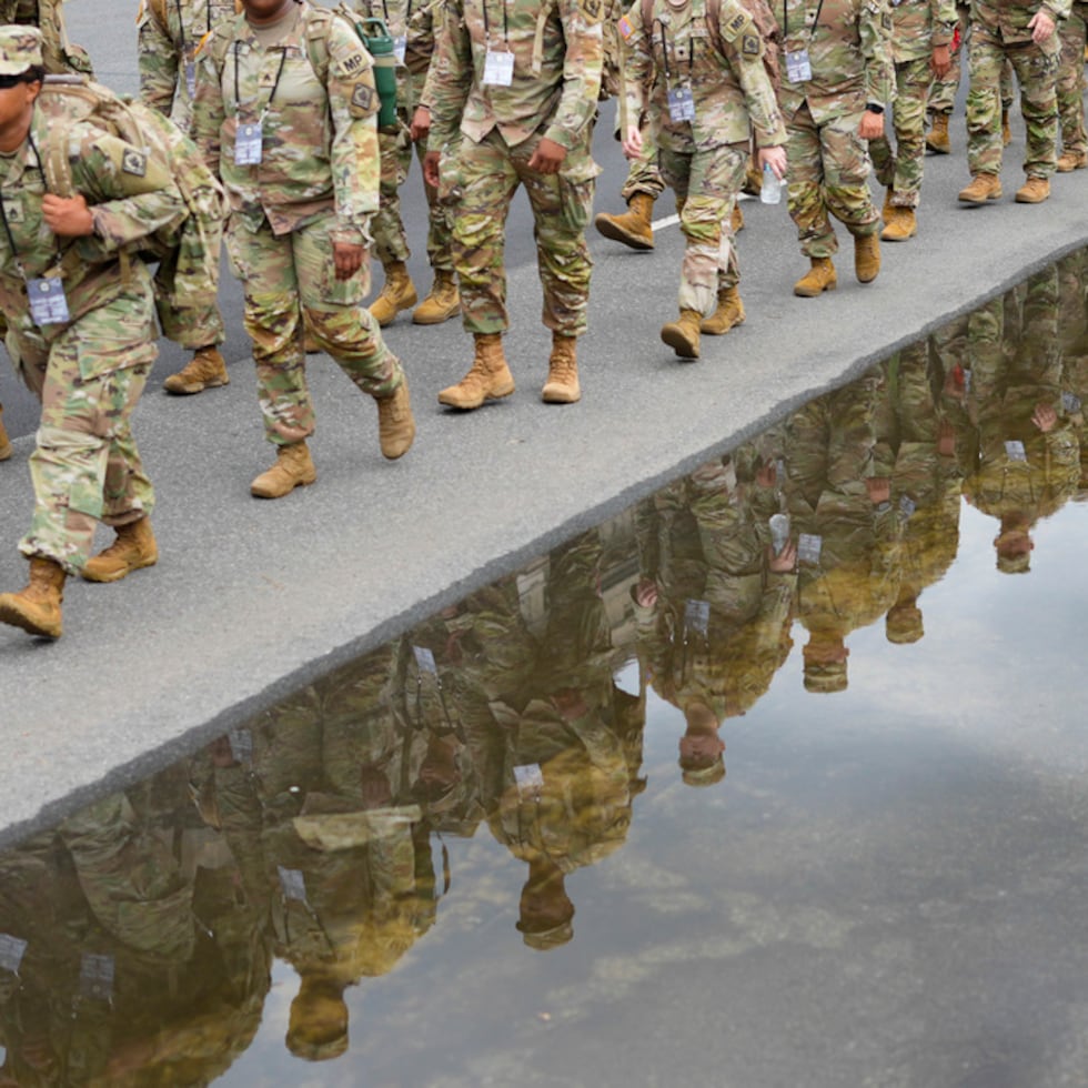 Soldados del Ejército de Estados Unidos caminando por la Avenida Constitution, en el National Mall.