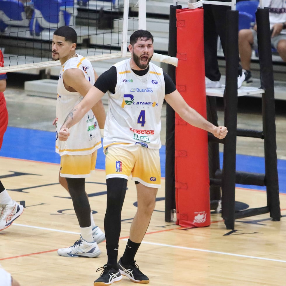 Guillermo Moya, de los Plataneros, celebra un bloqueo sobre Pablo Guzmán, de los Plataneros de Corozal, en la acción de la tercera semana del VSM. Corozal le propinó en ese periodo a Lares su segunda derrota.