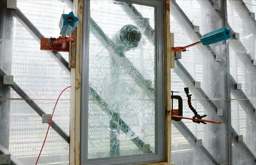 Moderno laboratorio en Barceloneta de pruebas de agua, viento e impacto para productos.