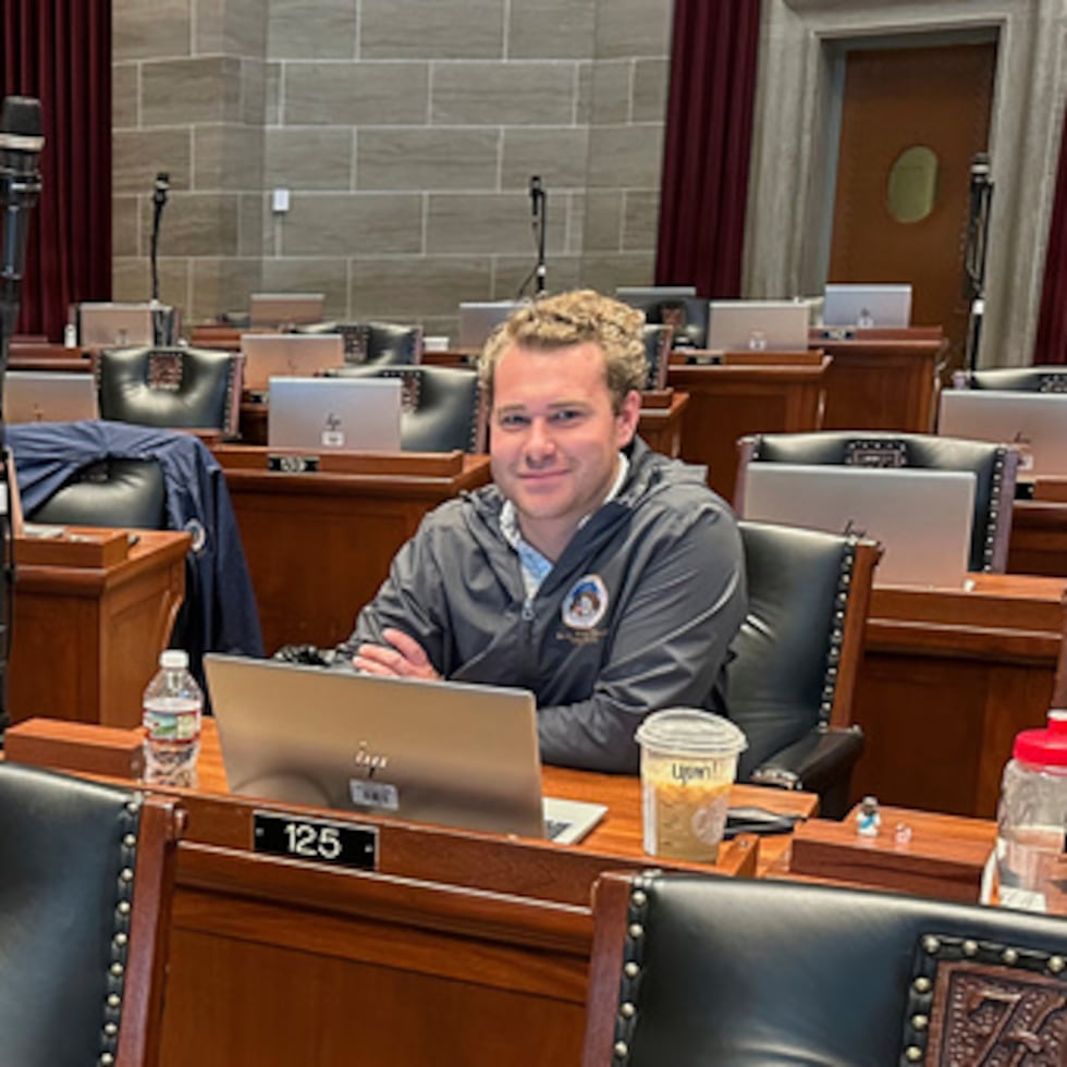 Al representante estatal demócrata Jeremy Dean se le prohibió formar parte de los comités de la Cámara de Representantes, se le ordenó permanecer a una distancia mínima de 15 metros de la legisladora a la que atacó y recibir formación adicional sobre acoso sexual.