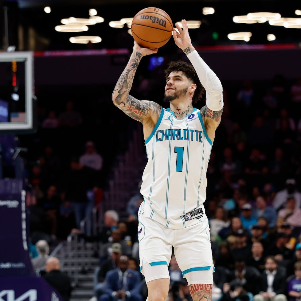 LaMelo Ball, de los Hornets de Charlotte, tira por encima de la defensa de Malik Monk, de los Kings.