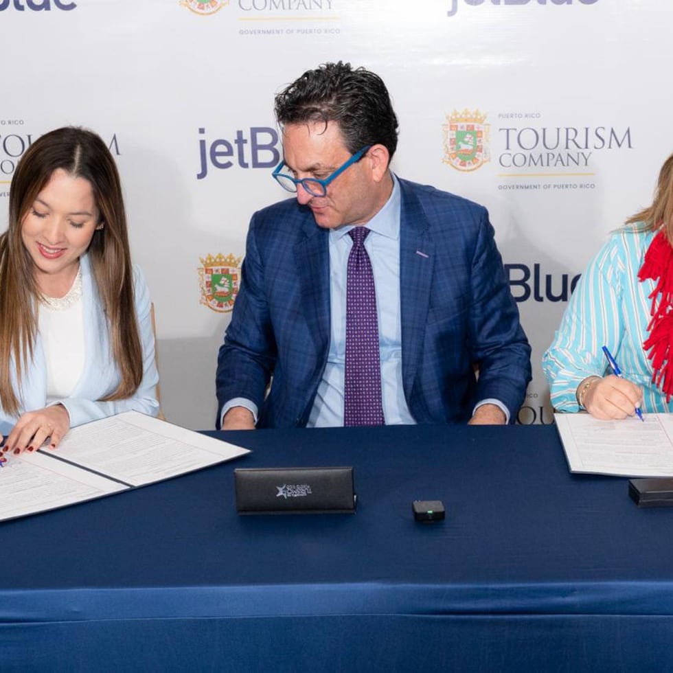 Puerto Rico Tourism Company (PRTC) Executive Director Willianette Robles Cancel, Jeff Goodell, JetBlue's Vice President of Government and Airport Affairs, and Governor Jenniffer González Colón sign an agreement with JetBlue.