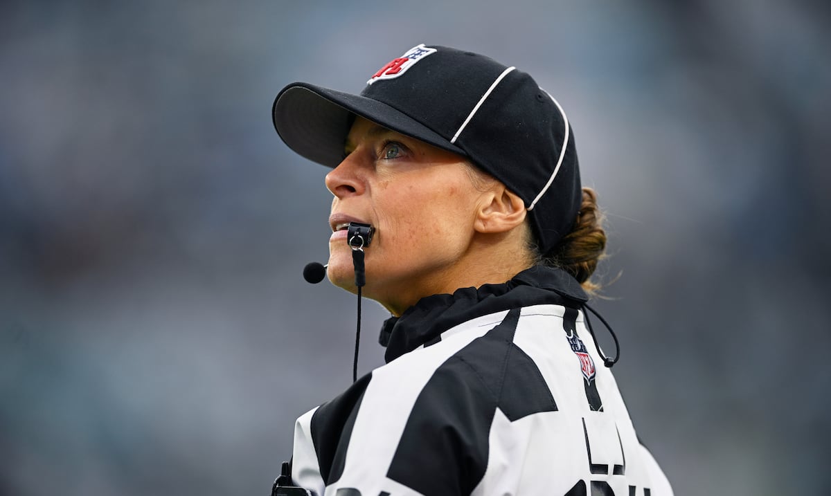 Mujer árbitro demanda a la NFL por trato desigual y despido