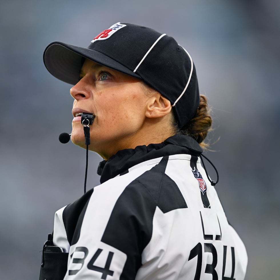 La juez de línea Robin DeLorenzo observa durante la segunda mitad de un partido de la NFL entre los Jaguars de Jacksonville y los Titans de Tennessee, el 29 de diciembre de 2024.