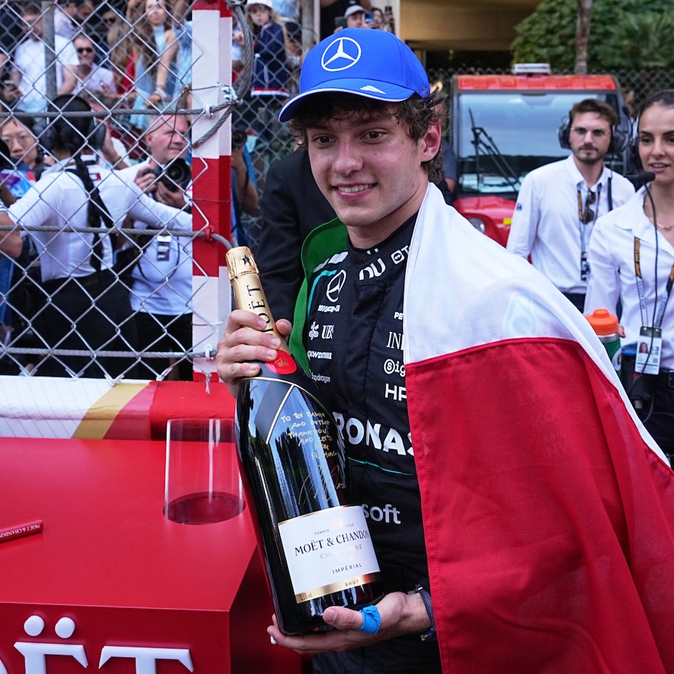 El italiano Kimi Antonelli, de Mercedes, reacciona al ganar el Gran Premio de Mónaco.