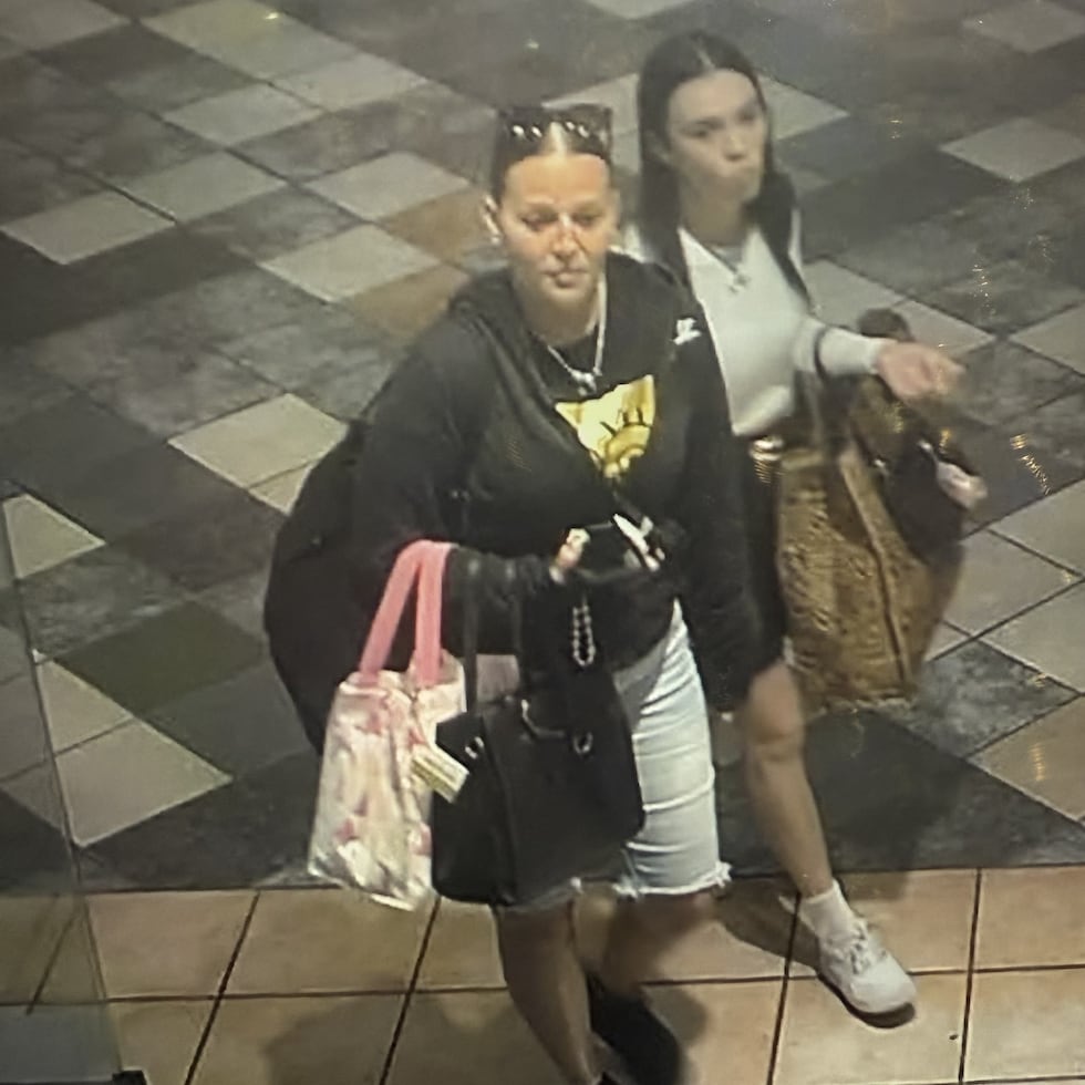 Las autoridades buscan a estas dos mujeres por apropiación ilegal de gafas Miu Miu de tienda Sunglass Hut en Plaza Las Américas.