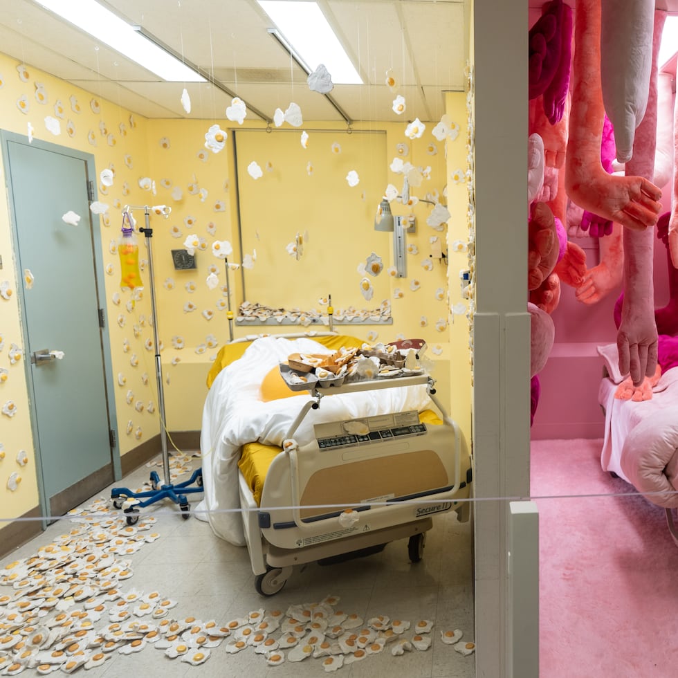 El “Hospital de las Emociones” es una experiencia artística inmersiva que explora diferentes facetas de la condición humana dentro del antiguo Centro Médico St. Vincent, cerca del centro de Los Ángeles, que permaneció cerrado durante años.