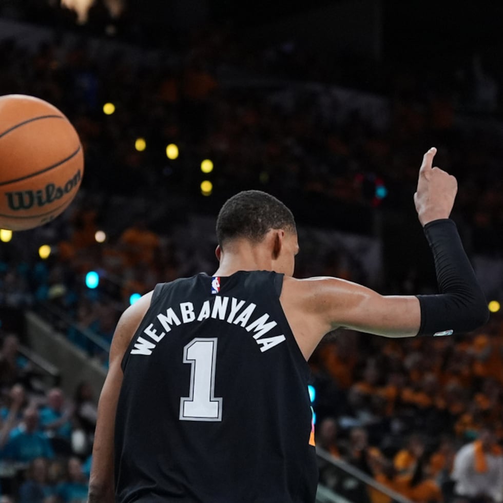El francés Victor Wembanyama, aquí celebrando un donqueo, ganó el premio de Defensa del Año.