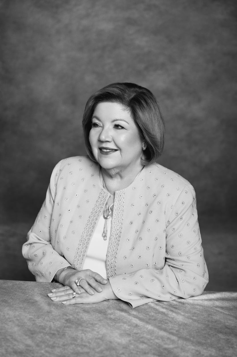 "Stylist": Claudia Madrid | Asistencia: Andrea Sofía Reverón| Joyería: John Hardy de Reinhold Jewelers Plaza las Américas | Apoyo de maquillaje en el “set”: George Pérez Cantres de House of Mua | Piso del estudio: Viva Carpets