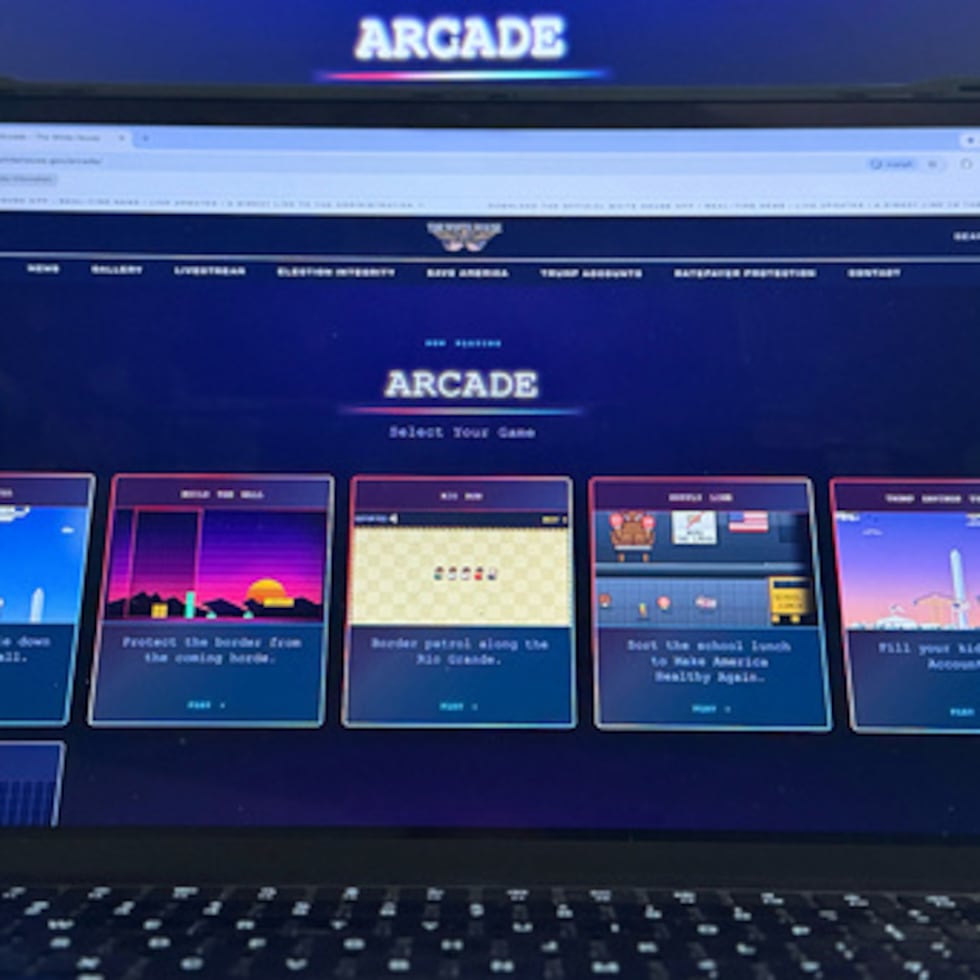 El jueves 3 de septiembre de 2026 se tomó una fotografía de una página web de la Casa Blanca dedicada a los videojuegos de arcade, visible en la pantalla de un ordenador. (Foto AP/Jon Elswick)