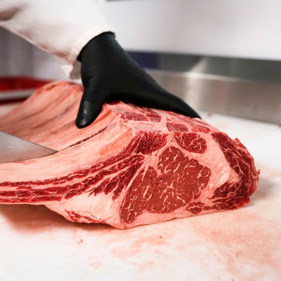 Los precios de la carne de res han alcanzado niveles récord, en parte después de que la sequía y años de precios bajos derivaran en que el número de reses en Estados Unidos alcanzara su menor nivel en décadas.