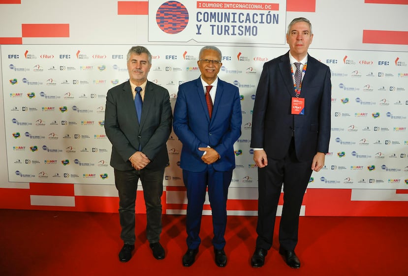 Desde la izquierda, el presidente de la Agencia EFE, Miguel Ángel Oliver; el ministro de Turismo de Cabo Verde, José Luis Sá Nogueira; y el presidente del Comité Ejecutivo de IFEMA Madrid, José Vicente de los Mozos.