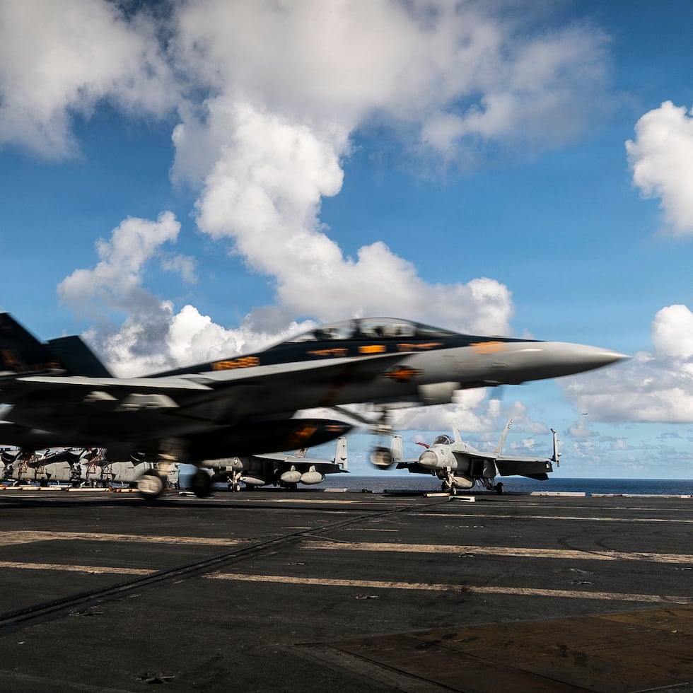 Un caza/bombardero F/A-18F de dos asientos aterriza en el portaviones USS Gerald R. Ford.