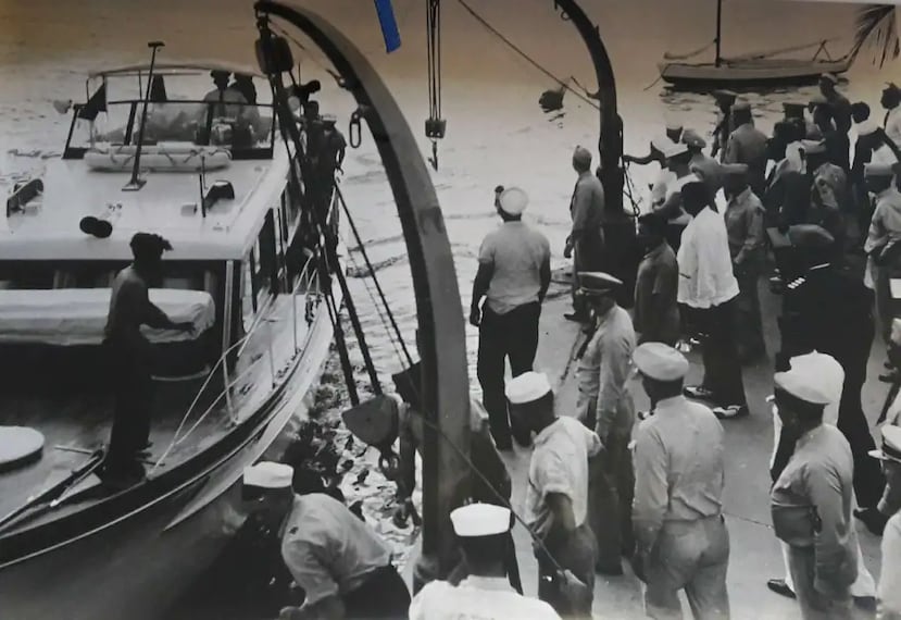 Una embarcación privada llegando al puerto de la Guardia Costanera con el cuerpo de una pasajera fallecida.