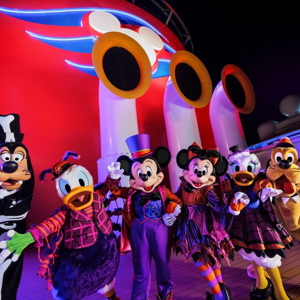 El crucero ofrece una variada programación de entretenimiento que incluye musicales al estilo de Broadway, celebraciones nocturnas en cubierta y espectáculos de fuegos artificiales en alta mar.