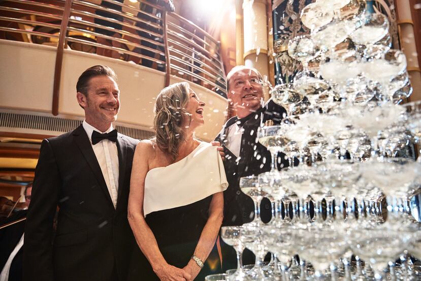Princess Cruises hace una cascada de champán en el atrio principal del barco en la última noche de gala del crucero.