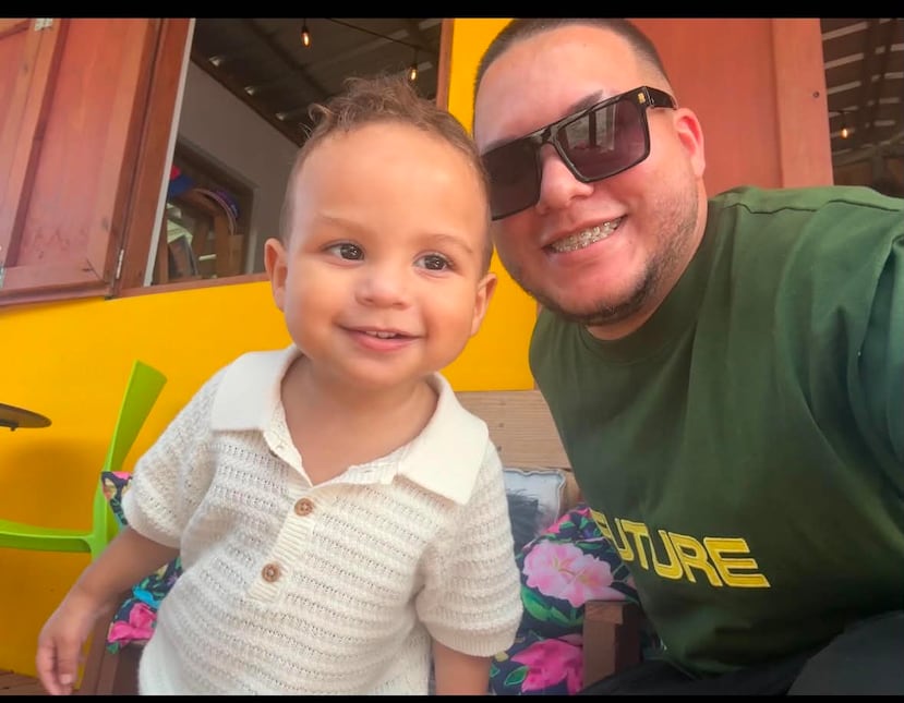 "Nadie me advirtió que, cuando tuviera hijos, una de las tareas más difíciles sería tratar de corregirlos, especialmente cuando son bebés. Hay que corregirlos, es normal. Pero cuando lloran, mantenerse serio se vuelve un reto, porque uno, como cristiano, quisiera demostrarles amor, templanza, que son fruto del Espíritu. Yo quiero que mi hijo aprenda. Gracias a Dios, tengo la oportunidad de estar con él día a día, y en ese tiempo es difícil hacerlo todo: cumplir con el trabajo, atenderlo a él y hacerlo con excelencia”.
Héctor Javier Estrada Torres,
propietario de Cheesy Balls La Familia, con su hijo Gian Abel Estrada Torres