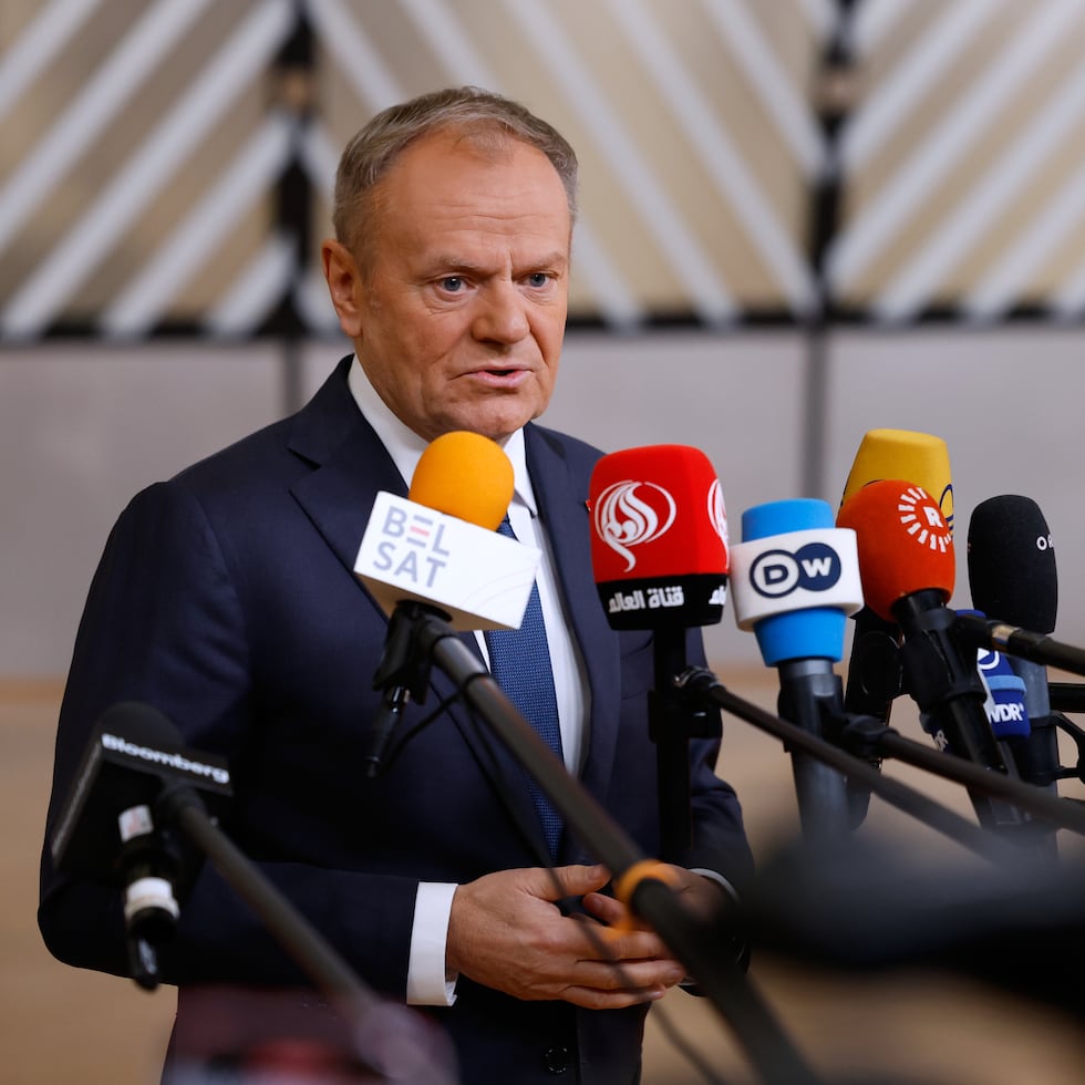 El primer ministro polaco, Donald Tusk, habla con los medios de comunicación.