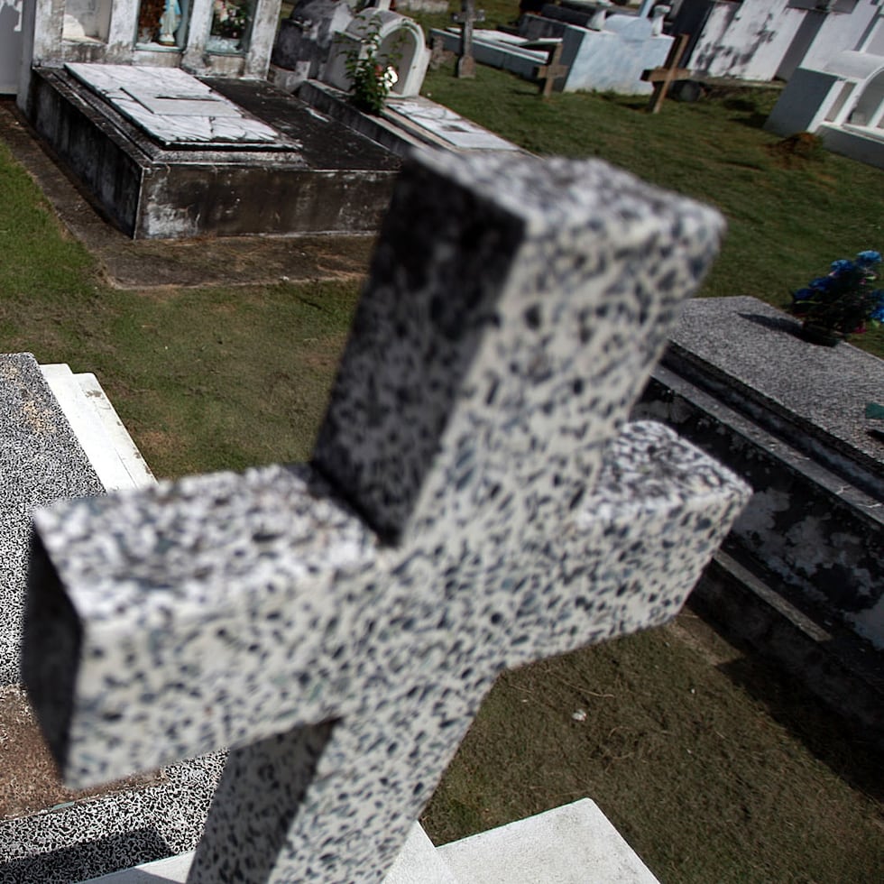 Los oficiales llegaron un rato después hasta el cementerio, donde recuperaron los 56 cuerpos del hoyo que cavaron.