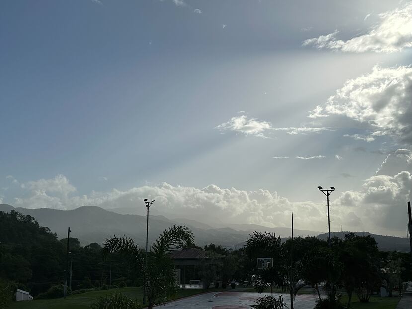 Bruma provocada por una densa nube de polvo del Sahara. Foto tomada desde Juncos en la mañana del 12 de octubre de 2022.