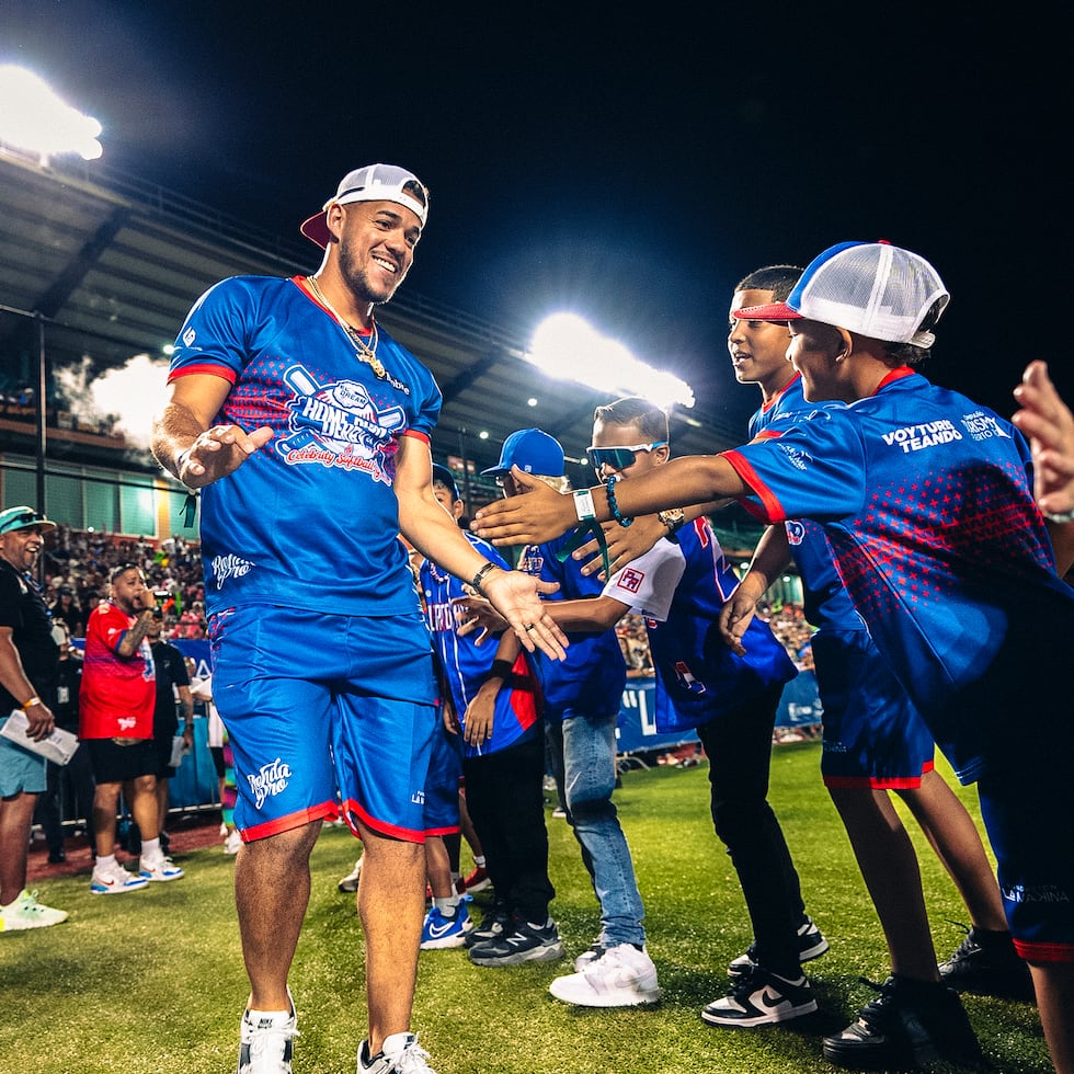 José Berríos compartiendo con niños en su evento benéfico del pasado año, el juego de celebridades y el 'Home Run Derby' que se repetirá el 13 de diciembre.
