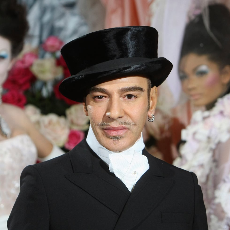 El diseñador de moda John Galliano posa al terminar la presentación de la colección de alta costura de Dior para la temporada primavera/verano 2010, el 25 de enero de 2010, en París.