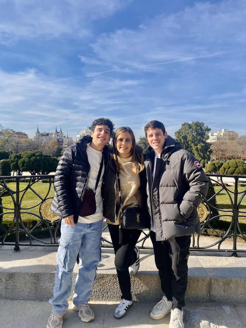 Guelmari Sosa, Marketing Director del Grupo Larrea, con Edgardo Miguel y Pablo José.