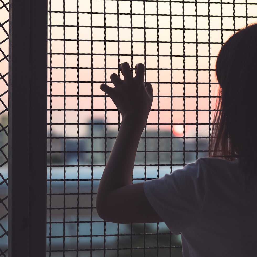 Contra Giselle M. Barada Sánchez, de 35 años, pesan cargos por maltrato de menores, negligencia, sustancias controladas, amenaza y agresión, así como un cargo por falsificación de documentos.