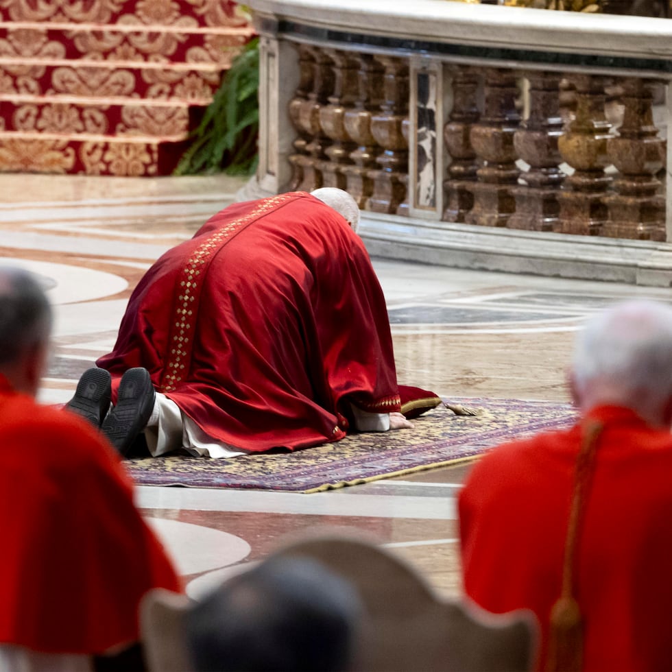 El Papa León XIV (C) preside la celebración de la Pasión de Cristo en la Basílica de San Pedro, en la Ciudad del Vaticano, el 3 de abril de 2026.