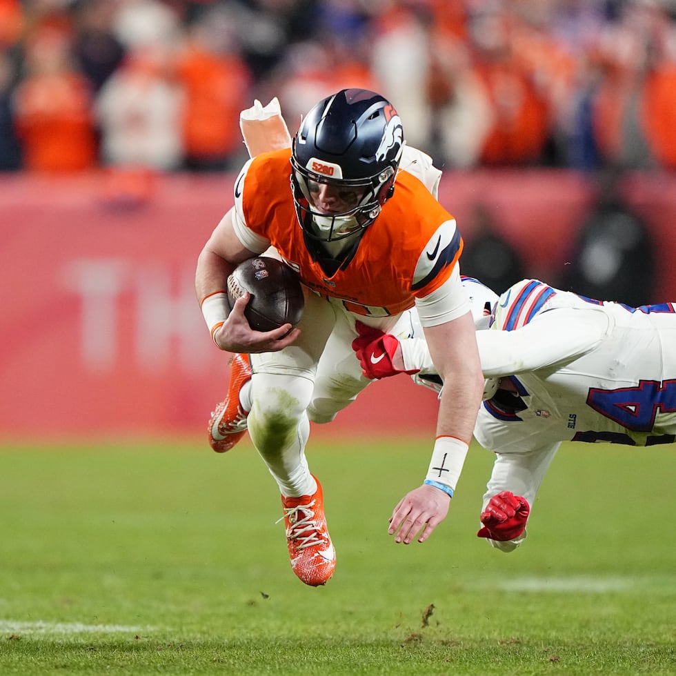 El quarterback Bo Nix (10), aquí corriendo una jugada de los Broncos, se fracturó el sábado el tobillo derecho.