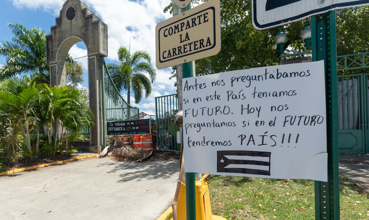 Estudiantes del recinto de Mayagüez de la UPR se mantienen en los portones tras orden judicial