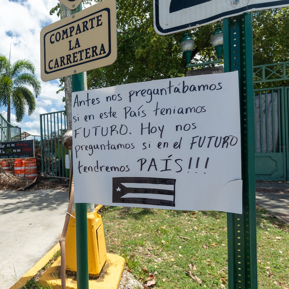 La protesta que los alumnos comenzaron el pasado 13 de abril continúa en pie.