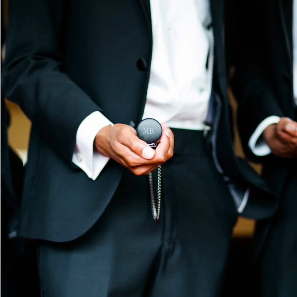 Es importante no solo la elección de un buen traje de boda, sino complementarlo con los accesorios adecuados.