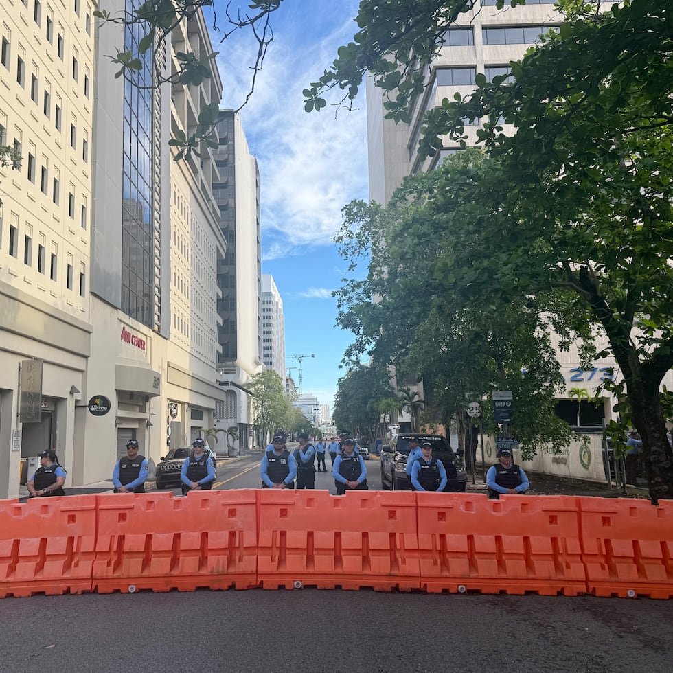 Agentes de la Policía bloquean el tránsito frente a Liberty Tower en la Milla de Oro, en Hato Rey, como preámbulo a las manifestaciones por motivo del Día Internacional de los Trabajadores.