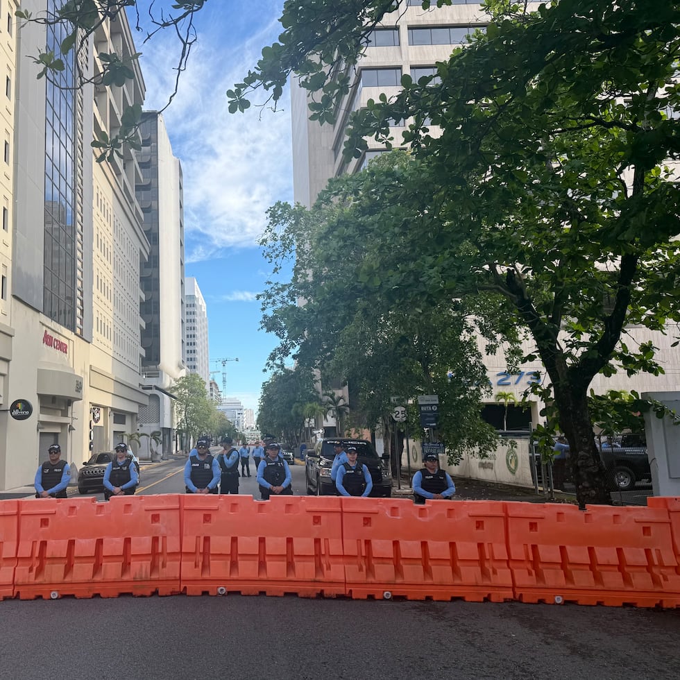 Agentes de la Policía bloquean el tránsito frente a Liberty Tower en la Milla de Oro, en Hato Rey, como preámbulo a las manifestaciones por motivo del Día Internacional de los Trabajadores.