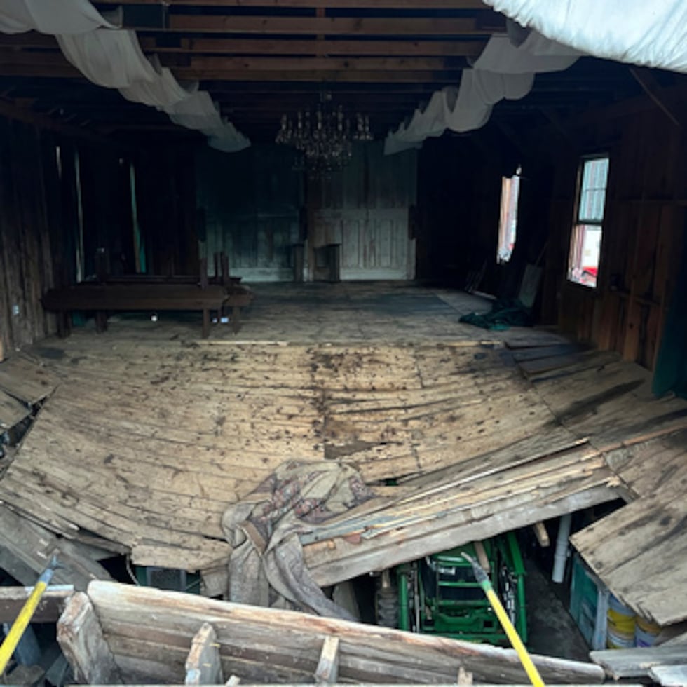 Una foto facilitada por la Oficina del Jefe de Bomberos del Estado de New Hampshire muestra el suelo que se derrumbó el sábado.