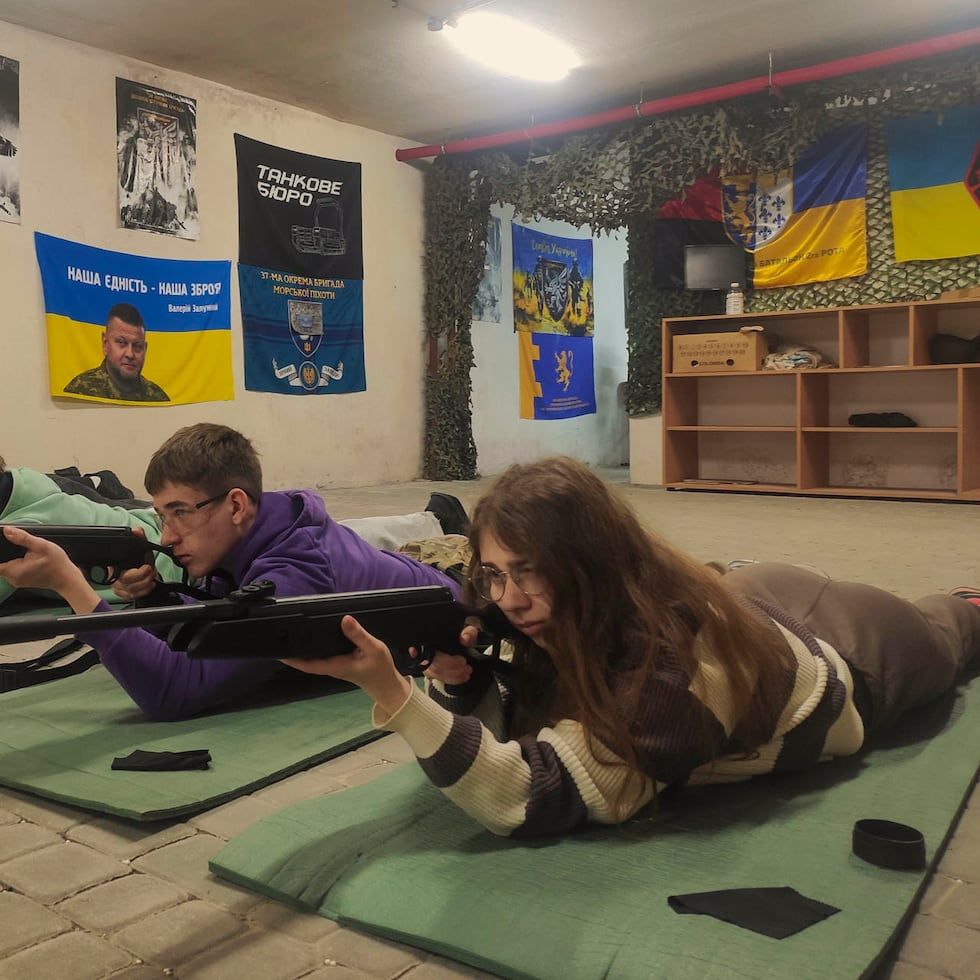 Estudiantes ucranianos de entre 15 y 17 años adquieren habilidades básicas en el manejo de armas bajo la supervisión de instructores con experiencia en combate este jueves, en una escuela de Leópolis (Ucrania). A medida que la invasión rusa se acerca a su 52º mes, las escuelas secundarias ucranianas están pasando de las clases teóricas a la preparación militar práctica, con instructores con experiencia en combate que enseñan a los adolescentes habilidades básicas de combate y supervivencia. Más de 13.000 estudiantes de entre 15 y 17 años asisten a clases en más de una docena de centros especiales establecidos por las autoridades locales en Leópolis. El modelo de esta ciudad del oeste de Ucrania se está extendiendo ahora a todo el país, mientras el Estado prepara a una generación que podría enfrentarse a más años de conflicto.