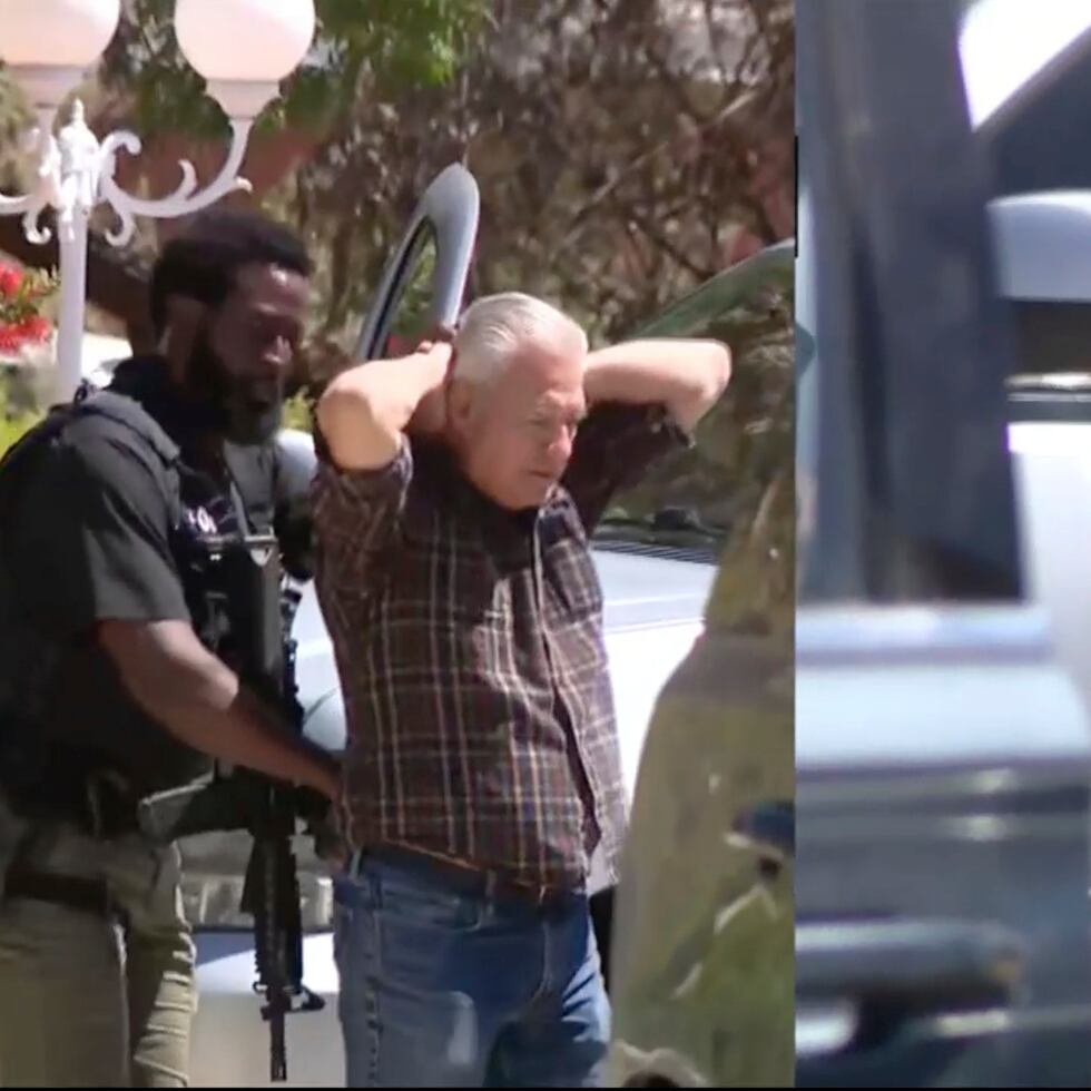 Esta imagen tomada de un video proporcionado por KFOX14 muestra al exjuez del condado Doña Ana José Luis "Joel" Cano y su esposa, Nancy Cano, siendo arrestados.
