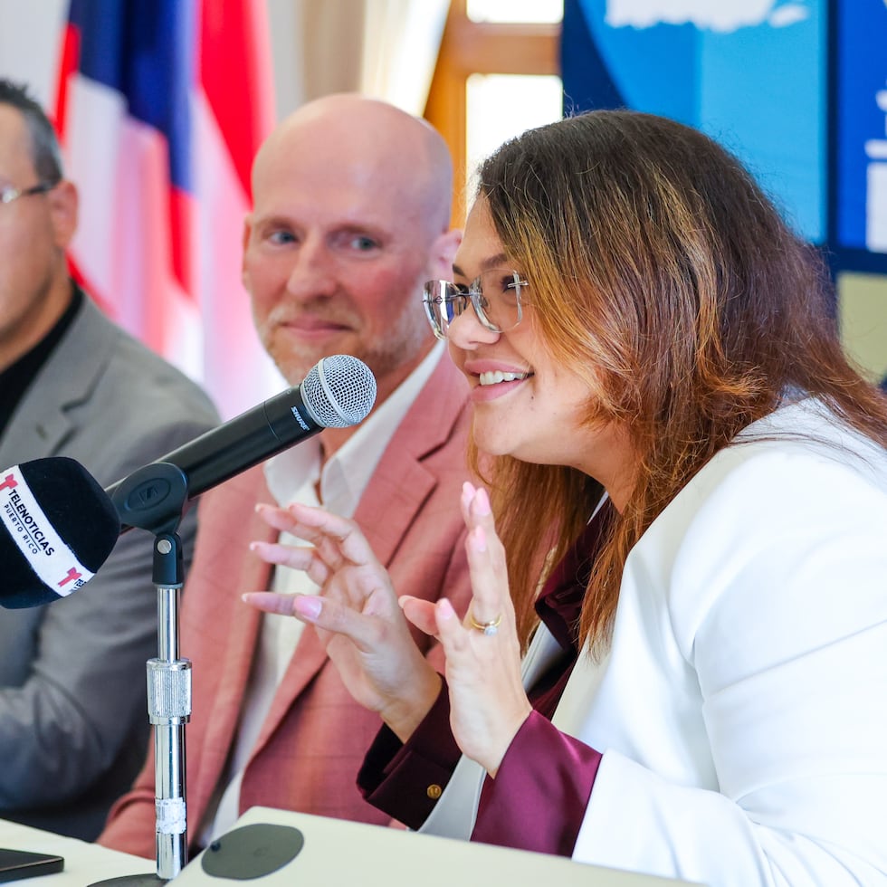El senador Ángel Toledo (centro) volvió a radicar su medida acompañada del nuevo libro “BoriSeñas”, en el que la educadora sorda Yarett E. Piñeiro Rodríguez (derecha) documenta las variantes de la Lengua de Señas Puertorriqueña.