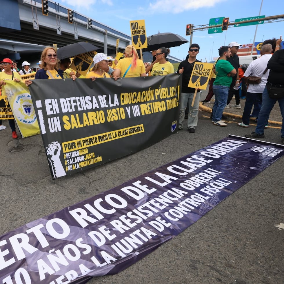 La marcha cuenta con presencia de múltiples sindicatos de empleados esenciales, como maestros y enfermeros.